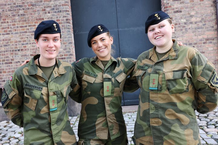 Thea Brodersen (24), Lill Andrea Hjulstad (27) og Maiken Østrem Dignes (21) har utdanning og jobber som vernepliktige innholdsprodusenter i Forsvaret kommunikasjon (FKOM).