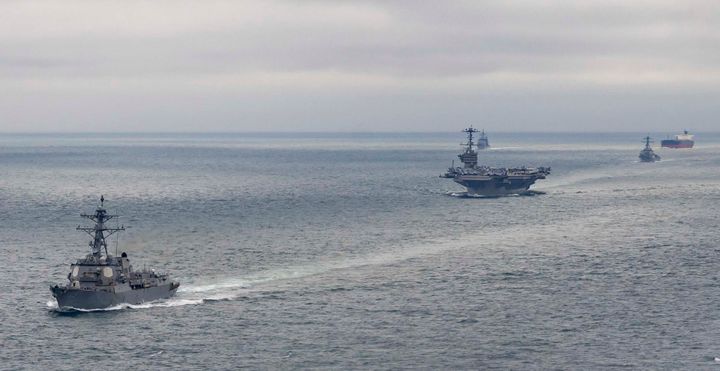 Hangarskipsgruppen med USS «Harry S. Truman» i midten seiler gjennom Doverstredet 14. oktober på vei mot norske farvann.