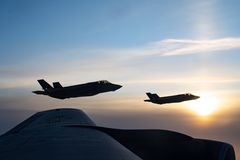 To amerikanske F-35 på vei til Norge.