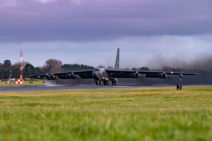 Et B-52H Stratofortress på rullebanen i Fairford i England, klar for avreise mot Norge 3. desember 2024.