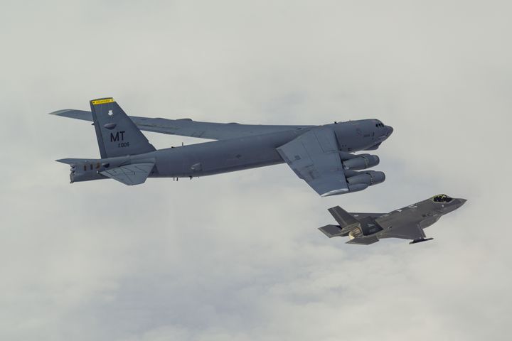 Bilde fra 18. juni 2024 da norske F-35 deltok i et Bomber Task Force-treningsoppdrag med amerikanske B-52 bombefly.