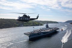 US Gerald Ford og et norsk Bell 412-helikopter