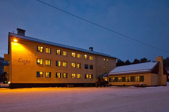 En av kasernene på Skjold.