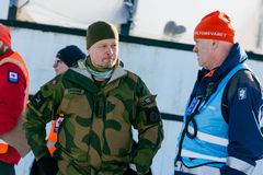 Sjef HV-16 Bjørnar Eriksen til venstre, sammen med representant for Sivilforsvaret.