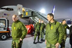 Sjef Forsvarets sanitet Petter Iversen til venstre, sammen med Forsvarssjef Eirik Kristoffersen, i forbindelse med evakuering av ukrainske pasienter. Erfaringene fra evakuering av ukrainske pasienter er viktige når det nå skal øves helseberedskap under Cold Response.