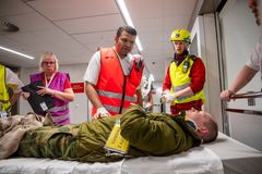 Fra tidligere totalforsvarsøvelse i Tromsø. En markør som spiller skadet blir tatt imot på akuttmottaket på sykehuset i Tromsø.