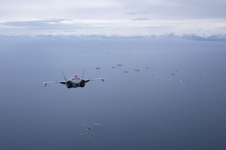 En norsk F-35 sammen med den flernasjonale marinestyrken som deltok i Cold Response 2026.