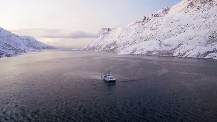 KNM Hinnøy deltar i Arctic Advance 2025 sammen med minedykkere fra Minedykkerkommandoen om bord.