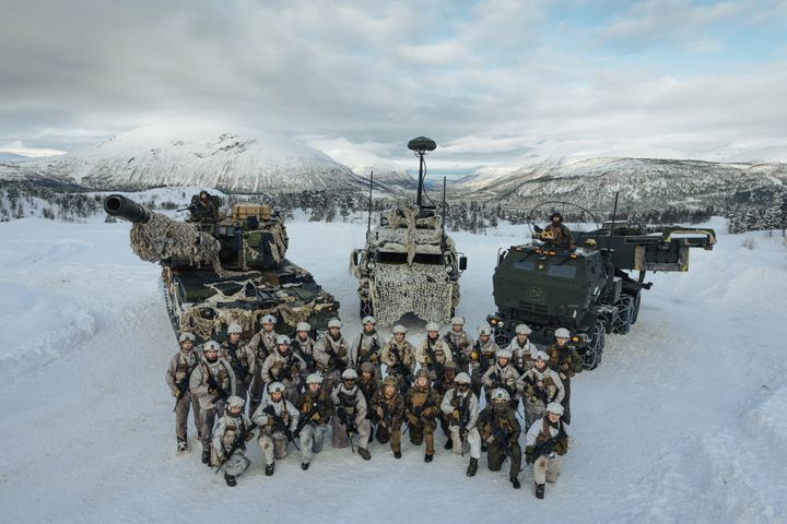 Bildet viser norske og amerikanske soldater foran norsk K9 VIDAR fra Artilleribataljonen i Brigade Nord, elektronisk krigføringsvogn fra Etterretningsregimentet og amerikansk HIMARS rakettartilleri, på øvelse Thunder Bolt i 2026.