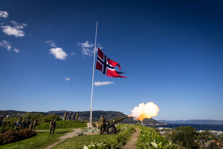Saluttering på Kristiansten Festning i Trondheim i forbindelse med Kong Harald Vs bortgang. Foto: Kristian Kapelrud, Forsvaret