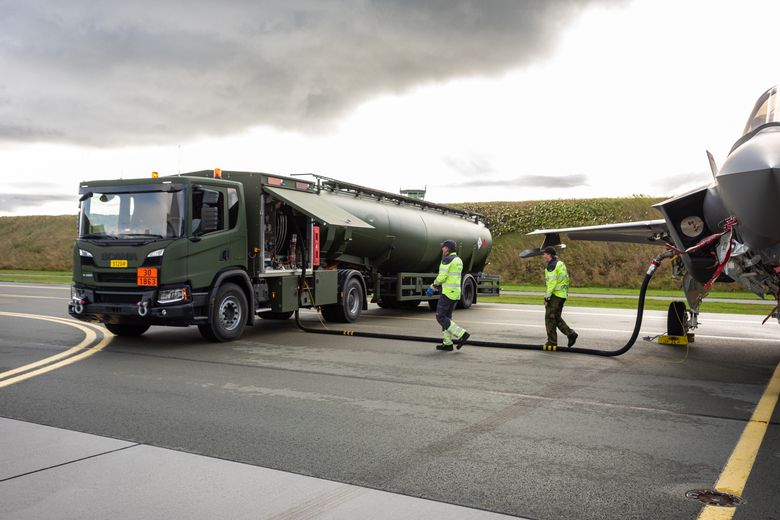 Den første simuleringen av tanking på kampflyet F-35 med Forsvarets nye tankbiler i 2023. Foto: