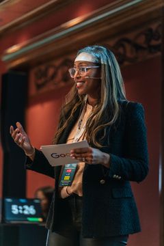 Winta Negassi fra Google holder foredrag på DNS 2022