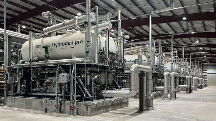 Hydrogen- og oksygentanker som tar imot gassen etter at vannet er splittet i elektrolysøren.