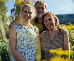 Forfatterne Maria, Anders og Barbro Helga Nordrum. Foto: Privat.