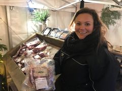 Markedsleder Astrid Bye er stolt over det mangfoldige utvalget julemarkedet kan tilby, og av gårdens økologiske storfekjøtt (bildet).