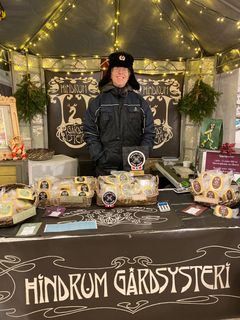 Hindrum gårdsysteri selger økologisk ost og pleier å gå tomme i løpet av julemarkedet. Både cheddarvarianter og ost med smak av øl er populære gaver.