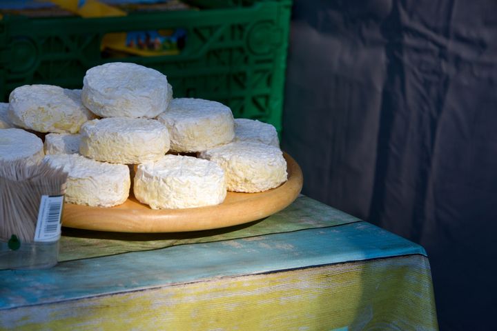En ny lokalmatveiviser gjør det enklere å få riktig hjelp til rett tid, slik at flere bedrifter kan lykkes som lokalmatprodusenter. Osten på bildet er fra prisvinnende Tjamsland gård.