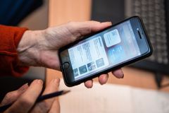 Mange eldre blir svindlet via telefon og svindlerne blir stadig mer utspekulerte. Er det mulig å unnslippe, spør vi.
