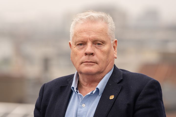 Forbundsleder Jan Davidsen i Pensjonistforbundet reagerer kraftig på at eldre blir kasteballer mellom sykehus og kommune. - Slik kan det ikke være, sier han.
