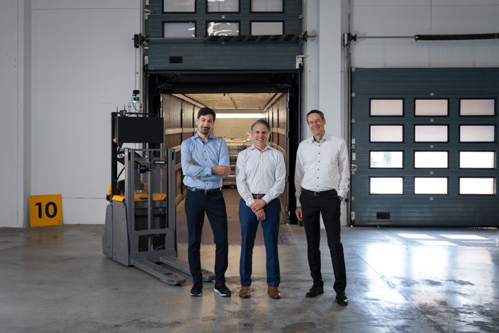 Jungheinrich investerer i teknologiselskapet Navflex for å automatisere lasting og lossing av lastebiler. Målet er å flytte last mellom lastebil og lager uten manuell styring. Løsningen testes allerede hos utvalgte kunder under reelle driftsforhold.