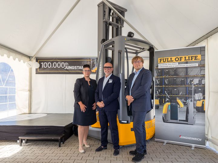 Jungheinrich har levert sin fullrenoverte brukttruck nummer 100 000. Jubileumstrucken, en skyvemasttruck av typen ETV 216i, er levert til den italienske logistikkbedriften MVN. Fullrenovering kan redusere CO₂e-utslippene med opptil 80 prosent sammenlignet med produksjon av en ny truck.