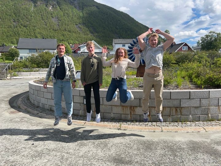 HOPPER I DET: Jakob Høyvik Haakensen, Sigve Lamark Monsen, Ragnhild Mortensen og Henrik Steilbu har sommerjobb ved Arvas kontor i Tromsø.