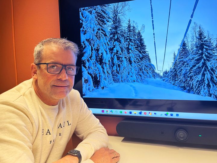 Driftsleder i Arva, Harald Andreassen, ber alle om å holde seg på god avstand til kraftlinjer som henger lavt. (Foto: Stina Sønvisen, Arva)