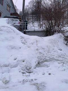 Arva ber alle som rydder snø om å unngå å bruke områdene rundt nettstasjonene som snødeponi. Bilde fra Tromsø (Foto: Arva)