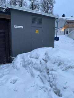 Arva ber alle som rydder snø om å unngå å bruke områdene rundt nettstasjonene som snødeponi. Bilde fra Tromsø (Foto: Arva)