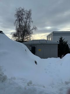 Arva ber alle som rydder snø om å unngå å bruke områdene rundt nettstasjonene som snødeponi. Bilde fra Bodø (Foto: Arva)