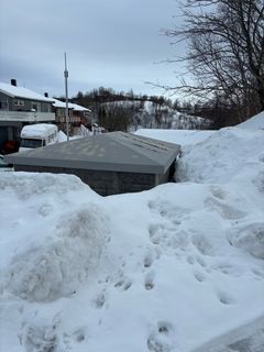 Arva ber alle som rydder snø om å unngå å bruke områdene rundt nettstasjonene som snødeponi. Bilde fra Bodø (Foto: Arva)