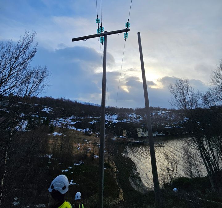 Traversen ble blåst ut av stokkene  - vitner om utrolig sterke vindkast. Bilde fra Lyngen (Foto: Arva)