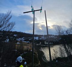 Traversen ble blåst ut av stokkene - vitner om utrolig sterke vindkast. Bilde fra Lyngen (Foto: Arva)