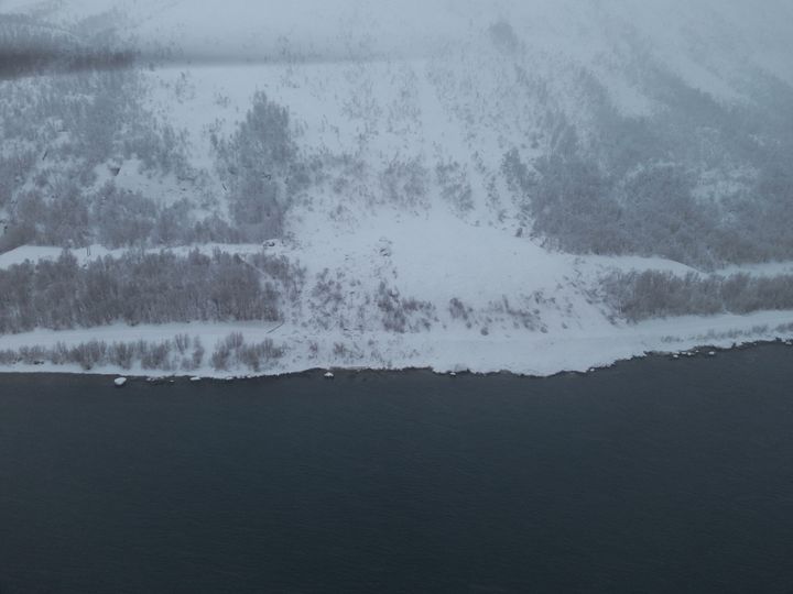 Raset har tatt med seg tre av Arvas stolper. (Foto: Petter Chruickshank, Arva)