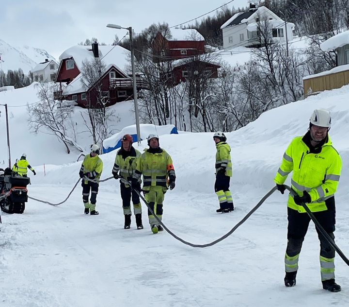 Arvas montører trekker ut kabel fra kabelvogn. (Foto: Kjell Eilertsen, Arva)