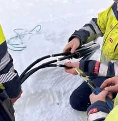 Kabelen var litt for kort og måtte skjøtes. (Foto: Kjell Eilertsen, Arva)