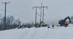 Arva reiser kraftstolper i Svandalen på Senja i februar 2025