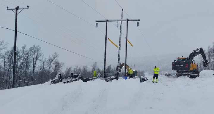Arva reiser kraftstolper i Svandalen på Senja i februar 2025