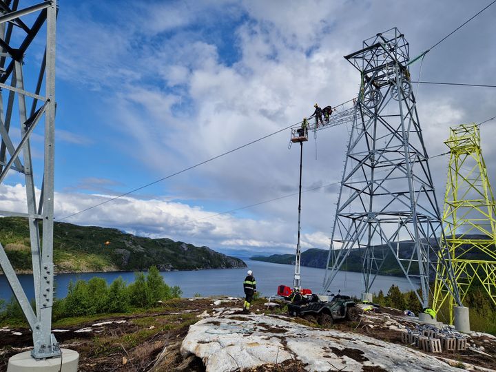 Arbeid med fjordspenn i Saltstraumen – en del av Arvas investeringer i strømnettet. (Foto: Arva)