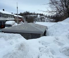 Bildetekst: En nettstasjon i Bodø i fjor vinter dekket av hardpakket is og snø. (Foto: Arva)