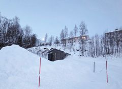 Skal man inn på denne nettstasjonen i Krokbekken på Bardufoss er det bare å ta spaden fatt. Bilde tatt 10.12.2025 (Foto: Stian Hanssen, Arva)