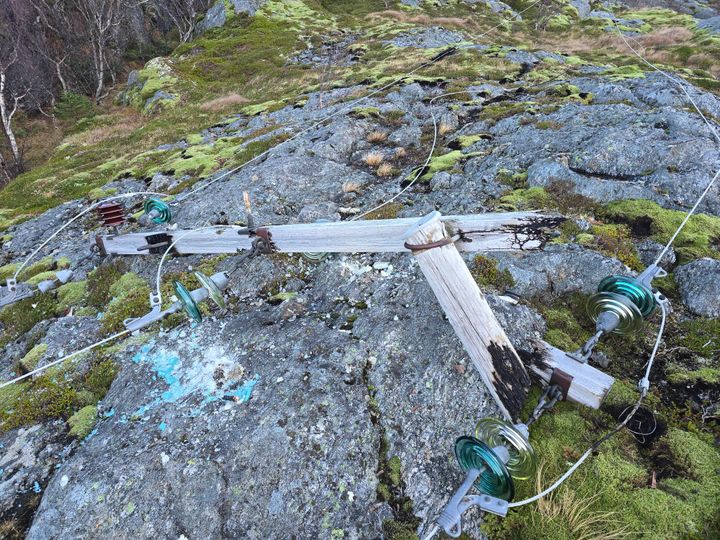 IKKE RØR: Ser du knekte stolper og linjer på bakken, ring Arvas kundeservice. (Dette er fra en tidligere hendelse.)