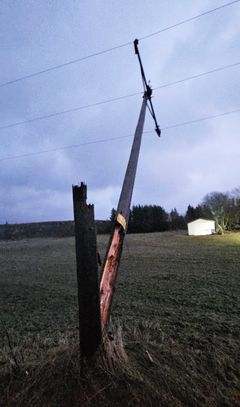 Knekt stolpe i Storselsøy i Rødøy (Foto: Dragefossen)