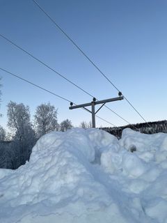 Arva ber alle som rydder snø om å bidra til å unngå fatale strømulykker. Foto fra Botnhågen på Finnsnes. (Foto: Arva)
