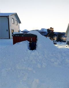 En av Arvas nettstasjoner i Meistervik i Balsfjord, fullstendig dekket av hardpakket brøytesnø. (Foto: Arva)