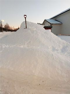 En av Arvas nettstasjoner i Meistervik i Balsfjord, fullstendig dekket av hardpakket brøytesnø.(Foto: Arva)