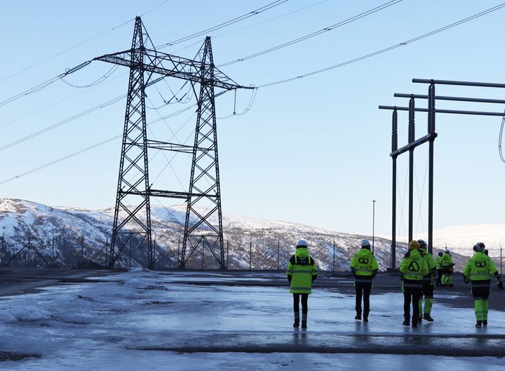 Arva på omvisning på Salten trafo i Sørfold, Nordland (Arkivfoto: Stina Sønvisen, Arva)