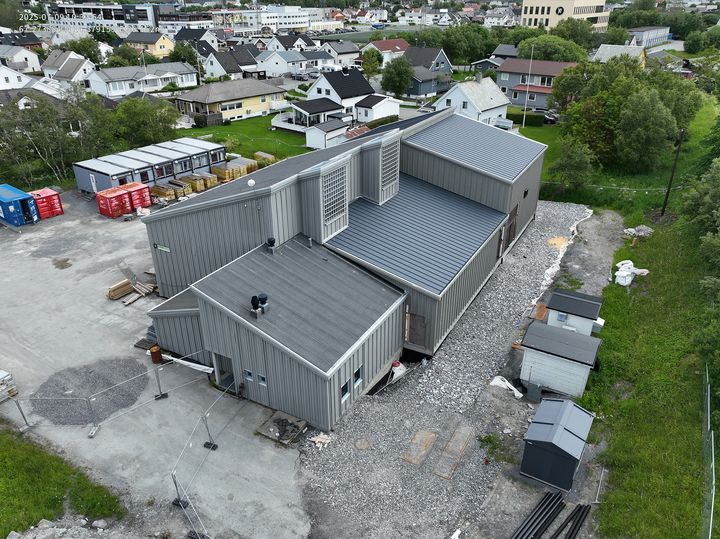 Bildetekst: Vestbyen trafo (Dronefoto: Trond Esben Nilssen, Arva)