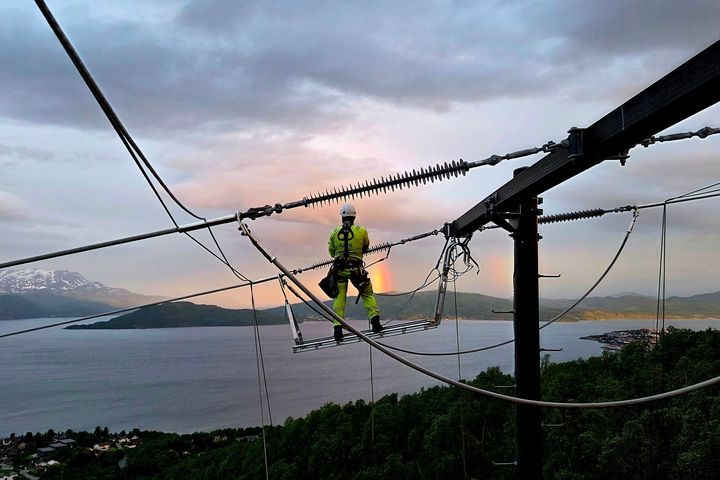 Nattarbeid på Arvas 132 kV linje mellom Finnfjord og Silsand (Foto: Preben Nyborg Helgesen, Arva)