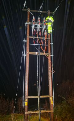 Montørene jobbet i ufyselig vær. Foto: Tor-Ivar Larsen i Arva.